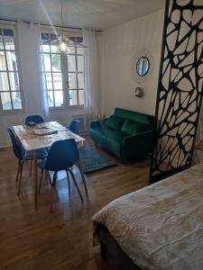 Studio plein centre face au lac, cave vélo