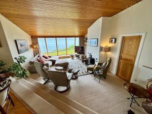 Beautiful Coastal retreat with beach and large garden