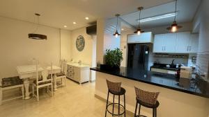 Apartamento Frente Mar Praia das Pitangueiras Guarujá 3 Suítes até 7 Hóspedes com Serviço de Praia