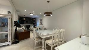 Apartamento Frente Mar Praia das Pitangueiras Guarujá 3 Suítes até 7 Hóspedes com Serviço de Praia