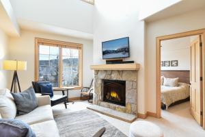 Park Avenue Lofts Condo - Mountain Views, Private Hot Tub, Downtown