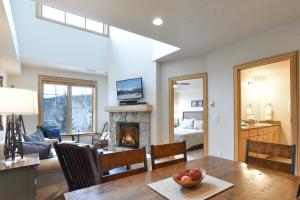 Park Avenue Lofts Condo - Mountain Views, Private Hot Tub, Downtown