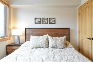 Park Avenue Lofts Condo - Mountain Views, Private Hot Tub, Downtown