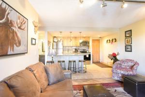 Trails End Moose Haven Condo - Ski InOut, Walk to Town!