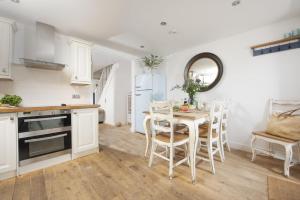 Happy Days Cottage - Free WiFi - Minutes from Harbour & Beaches - Pets Welcome