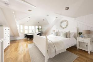 Happy Days Cottage - Free WiFi - Minutes from Harbour & Beaches - Pets Welcome