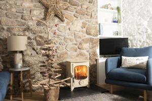 Happy Days Cottage - Free WiFi - Minutes from Harbour & Beaches - Pets Welcome