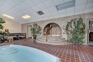 Claimjumper Retreat Townhome: Pool Hot Tub, Walk to Town