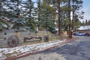 Claimjumper Retreat Townhome: Pool Hot Tub, Walk to Town