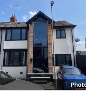 Elegant 6 bedroom Family Home, 2x corner Jacuzzi bath in LUTON