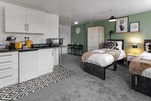 City Centre Studio 9 with Kitchenette, Free Wifi and Smart TV with Netflix by Yoko Property