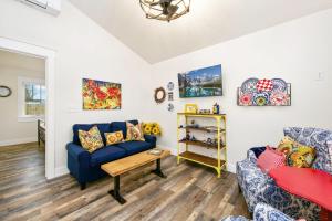 City Park Bungalow Pet Friendly with Dog Run