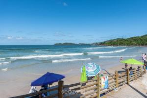 Apto c varanda a 160m da praia de Bombas COL102