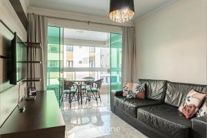 Apto c varanda a 160m da praia de Bombas COL102