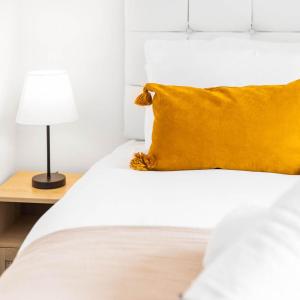 Cozy Two Bed House - Garden - Parking - Smart TV - 2GMS