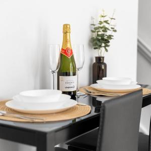 Cozy Two Bed House - Garden - Parking - Smart TV - 2GMS