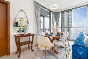 Waterfront Breathtaking 2BR Pool Burj Views Sleeps 7