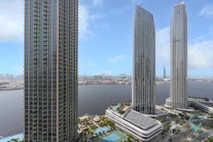 Waterfront Breathtaking 2BR Pool Burj Views Sleeps 7