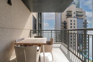 Waterfront Breathtaking 2BR Pool Burj Views Sleeps 7