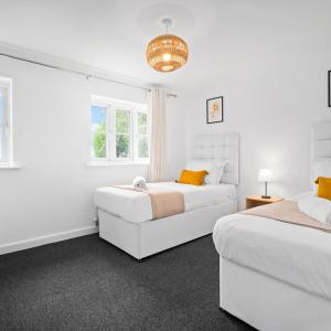 Cozy Two Bed House - Garden - Parking - Smart TV - 2GMS