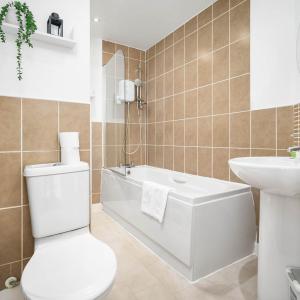 Cozy Two Bed House - Garden - Parking - Smart TV - 2GMS