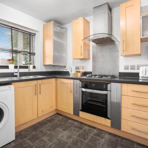 Cozy Two Bed House - Garden - Parking - Smart TV - 2GMS