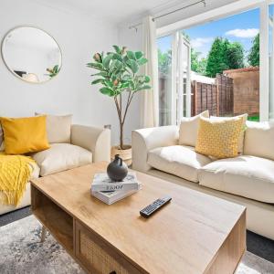 Cozy Two Bed House - Garden - Parking - Smart TV - 2GMS