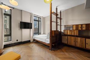 Freeman 401 by Rove Studio w Shared Amenities