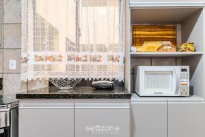 Aptos em Prédio à Beira-mar em Meia Praia, Itapema - EVBs