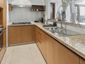 Waterfront Breathtaking 2BR Pool Burj Views Sleeps 7