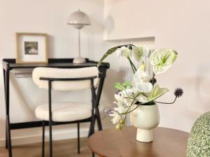 Designer Loft Apartment in Milan, Istria Subway Exit, Convenient Transportation