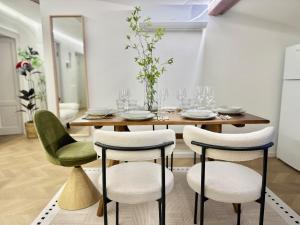 Designer Loft Apartment in Milan, Istria Subway Exit, Convenient Transportation