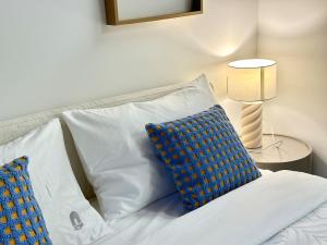 CASAQUA Designer Loft Apartment in Milan, Istria Subway Exit, Convenient Transportation