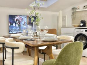 CASAQUA Designer Loft Apartment in Milan, Istria Subway Exit, Convenient Transportation