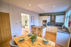 Modern Cosy 2-Bed Terrace with Private Garden