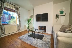 Modern Cosy 2-Bed Terrace with Private Garden