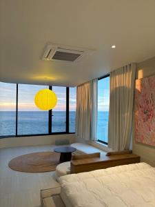 PORTRAIT Bangsaen - Beachfront Serviced Pool Villa