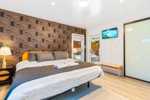 Bel Air Very Private and Comfy Home with Jacuzzi