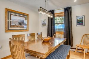 Riverfront Lincoln Condo with Patio and Pool Access!