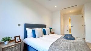Modern 2-Bedroom flat in Bloomsbury with Balcony, AC, Lift & WiFi near Clerkenwell, Kings Cross & St Pancras by NourNest Apartments