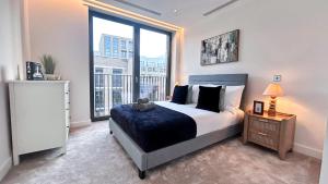 Modern 2-Bedroom flat in Bloomsbury with Balcony, AC, Lift & WiFi near Clerkenwell, Kings Cross & St Pancras by NourNest Apartments