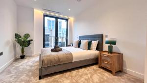 Modern 2-Bedroom flat in Bloomsbury with Balcony, AC, Lift & WiFi near Clerkenwell, Kings Cross & St Pancras by NourNest Apartments