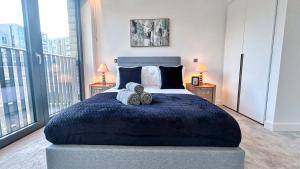 Modern 2-Bedroom flat in Bloomsbury with Balcony, AC, Lift & WiFi near Clerkenwell, Kings Cross & St Pancras by NourNest Apartments