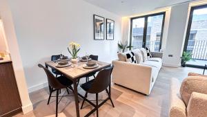 Modern 2-Bedroom flat in Bloomsbury with Balcony, AC, Lift & WiFi near Clerkenwell, Kings Cross & St Pancras by NourNest Apartments