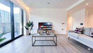 Modern 2-Bedroom flat in Bloomsbury with Balcony, AC, Lift & WiFi near Clerkenwell, Kings Cross & St Pancras by NourNest Apartments