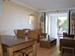 3 pièces avec terrasse, clim et parking à Grimaud - FR-1-226-390