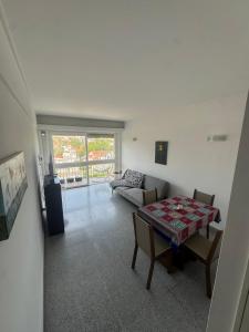 Departamento luminoso en zona guemes a pasos del mar