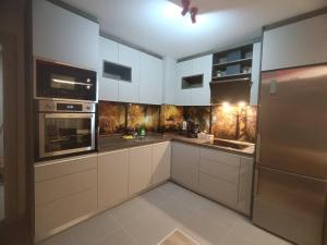 Luxury 19th Floor Condo with Pool, Gym City View