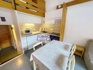 Studio 4 personnes Centre Village - Mezzanine et Balcon Sud - FR-1-854-42
