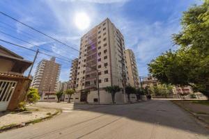 Apto com Piscina e Garagem a 300m da Praia